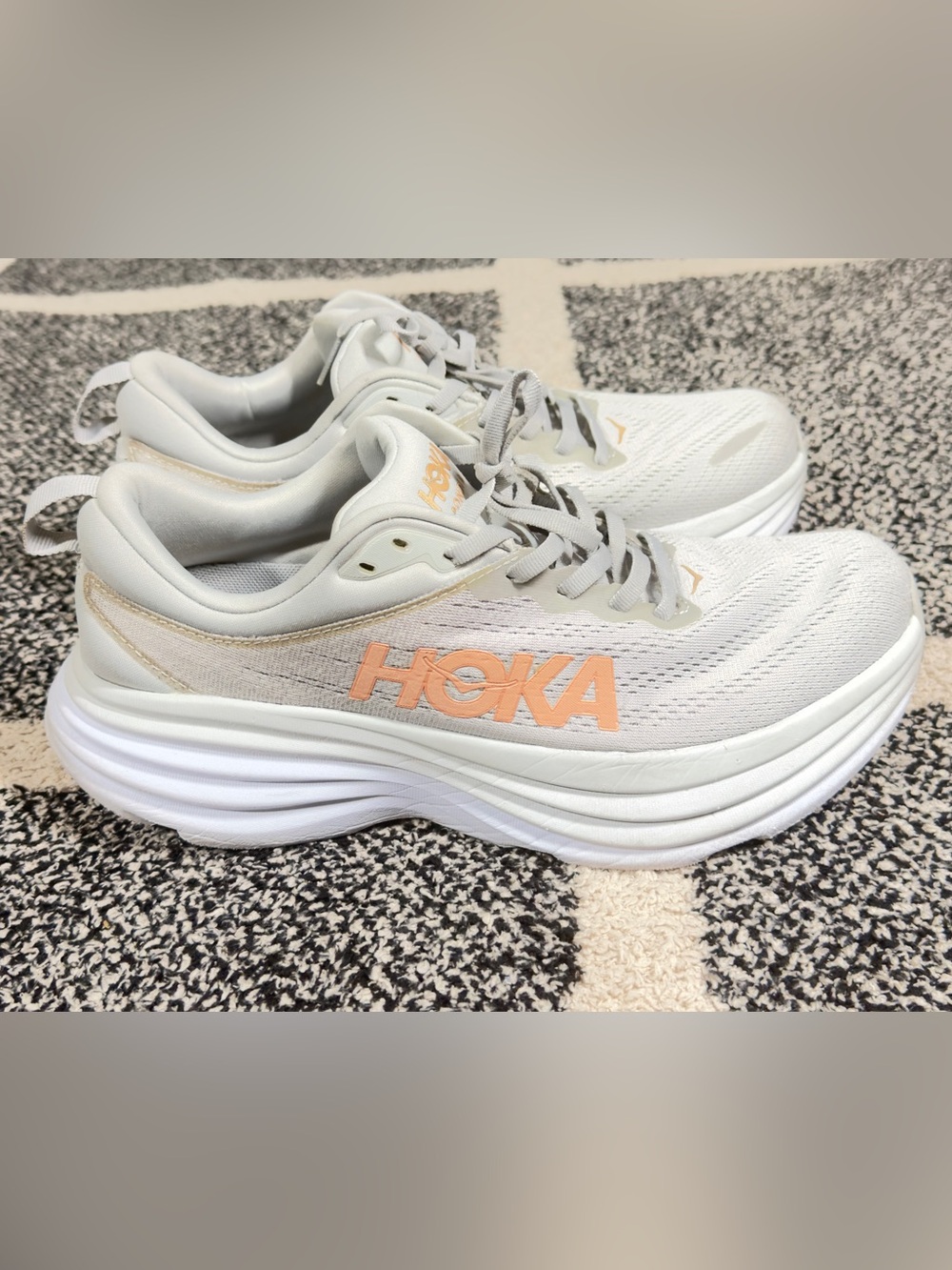 HOKA WOMENS BONDI 8 RUNNING SHOES size 10